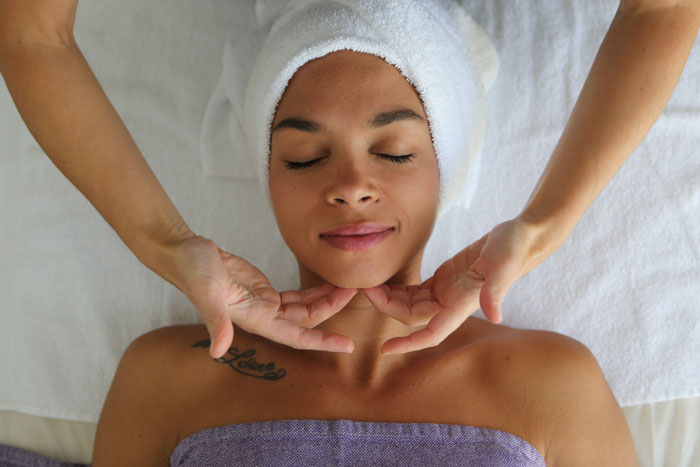 massage facial gua sha pour raffermir le visage