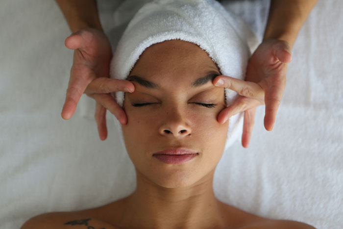 stretching musculaire du visage pour réduire rides et marques de fatigue