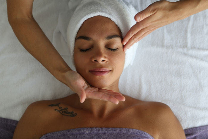 massage facial détox pour l'éclat du teint