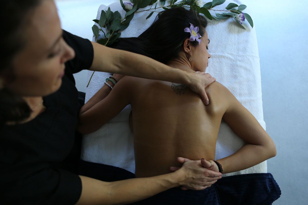 massage ayurvédique abhyanga réalisé à la maison de coteaux